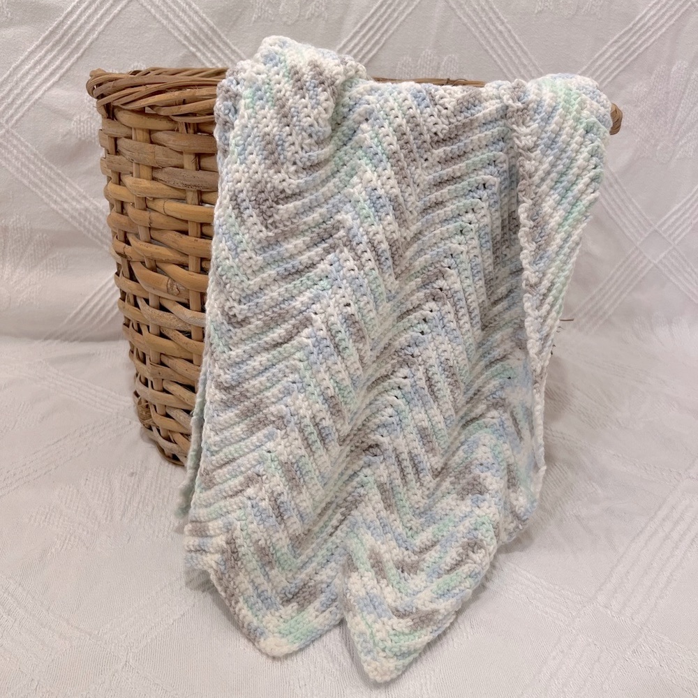 ❤️ Grandma’s Crochet Crib/Baby Blanket in Blues/Green/Grey Chevron Pattern